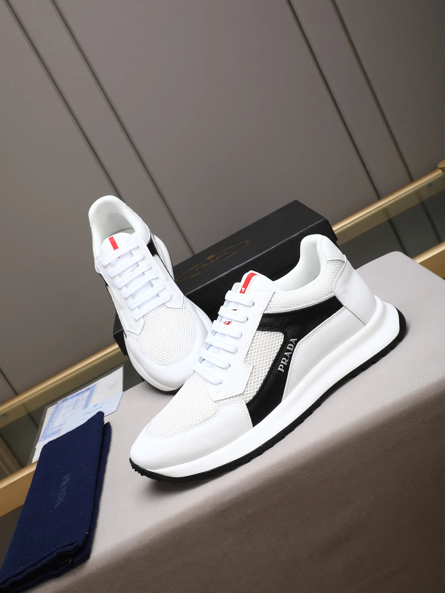 Men's shoes 💰460 Prada/Prada's new men's casual sports shoes, low-top lace-up sports shoes, fashionable and generous style, made of first-layer cowhide stitching and breathable mesh, soft, comfortable and breathable, tongue letter LOGO, finely crafted details, lightweight foam sole, fashionable and versatile! Size: 38-44 (45 customized)
